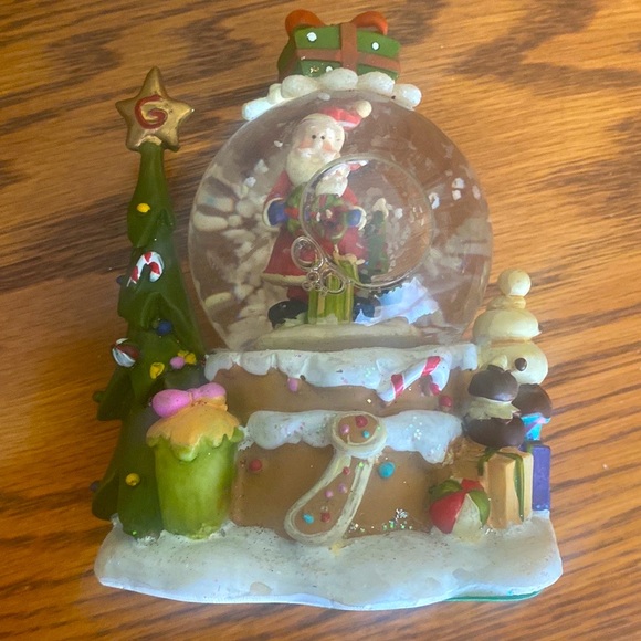 💜 4 Beautiful Christmas Snow Globes And 1 Santa Music Box Lot of 5 - Picture 7 of 8